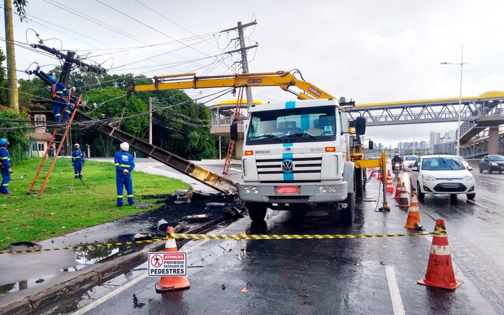 Carro derruba poste em acidente na Avenida Paralela sentido Aeroporto