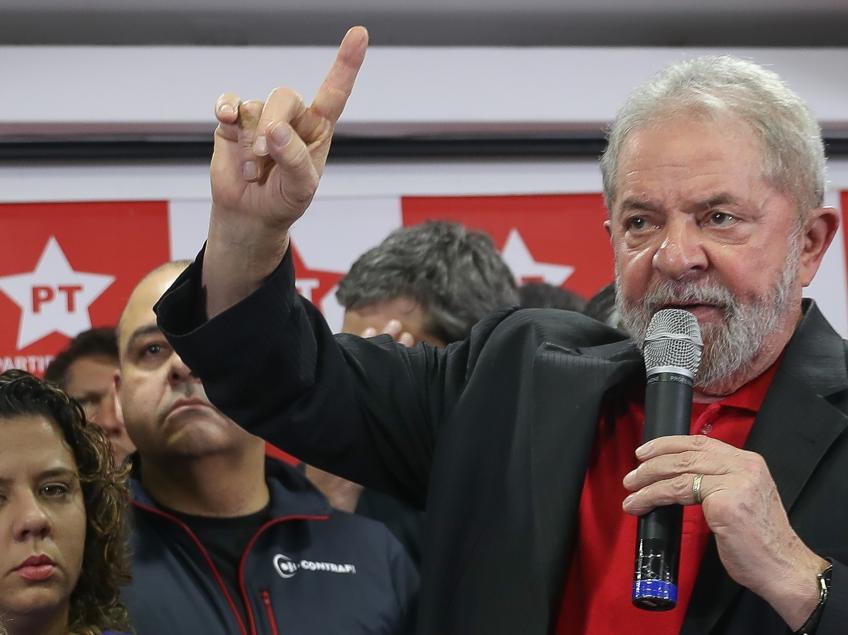 Mesmo preso, Lula continua imbatível na corrida presidencial