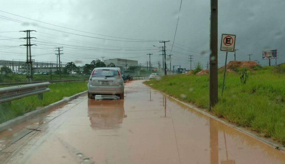 Chuva em Camaçari causa deslizamento de terra, queda de árvore e interdição de ponte