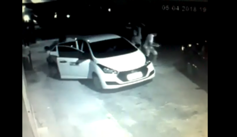 Vídeo: família é rendida na porta de casa por assaltantes em Camaçari
