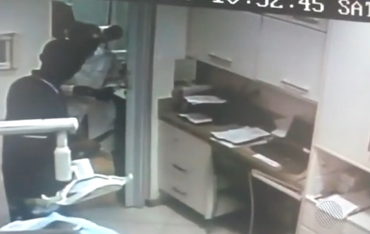 Homem invade consultório, ameaça dentista com faca e rouba celular e dinheiro