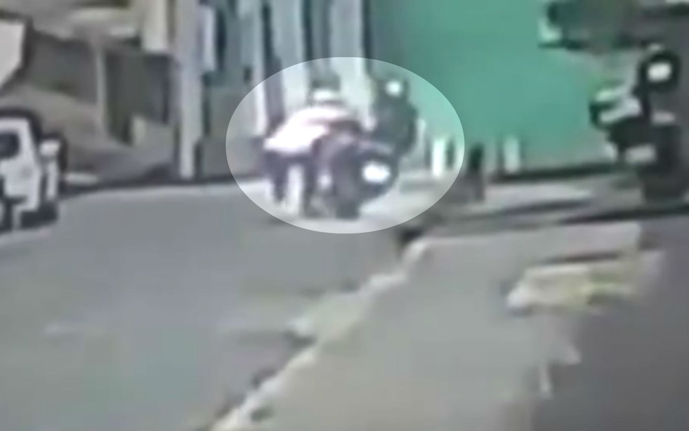 Violência: Mulher é empurrada de cima da própria moto por assaltante