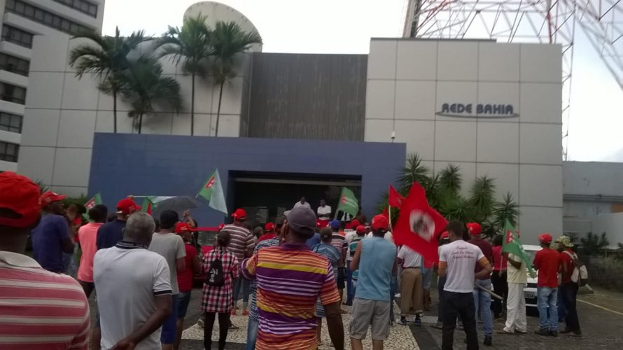 MST invade sede da Rede Bahia e pede “Lula Livre”