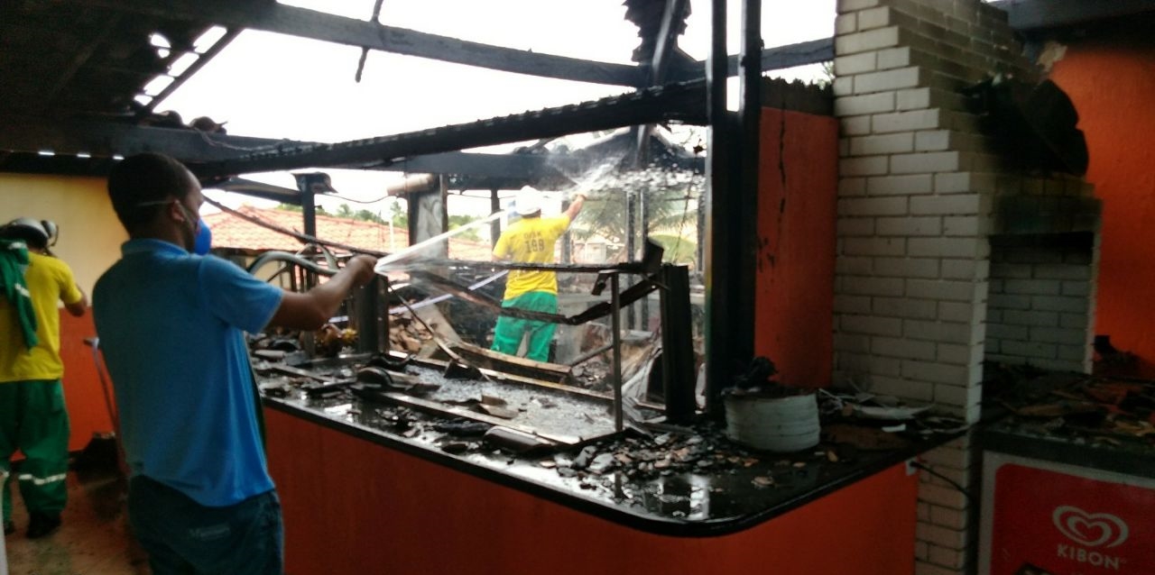 Incêndio destrói cozinha de restaurante na orla de Camaçari