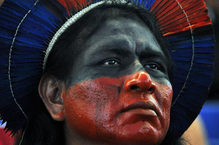 Índios buscam alternativas para sobreviver no Brasil