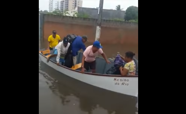 Vídeo: moradores de Lauro de Freitas usam barco para trafegar nas ruas