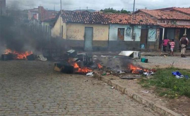 População protesta após homem com deficiência ser morto por PMs no interior da Bahia