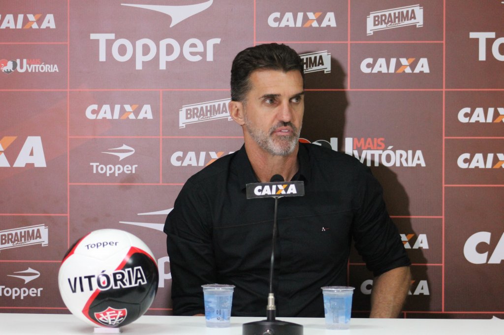 “Foi um time bem diferente”, analisa Vagner Mancini após o empate com Corinthians