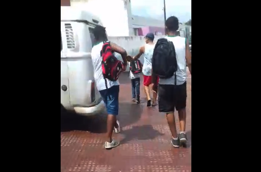 Simões Filho: vídeo que mostra homem agredindo criança na frente de escola revolta população