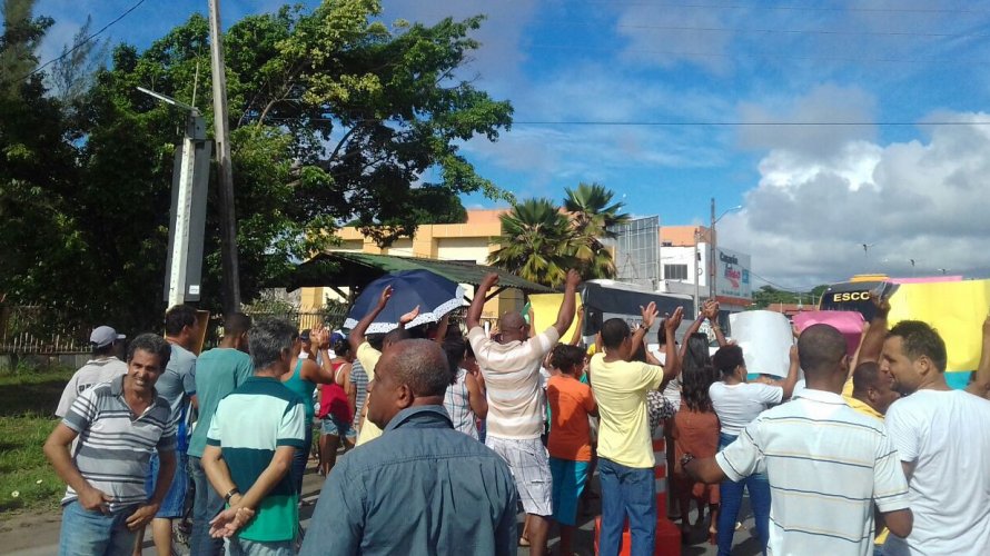 Moradores de Vila de Abrantes bloqueiam Estrada do Coco em protesto