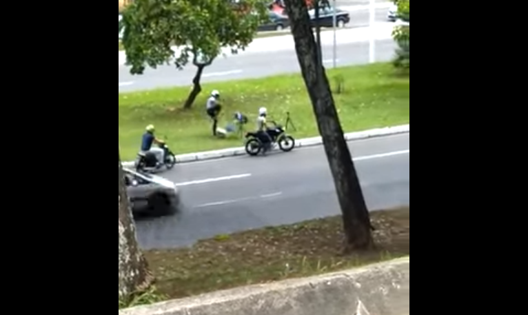 Vídeo: homens de moto são flagrados destruindo radares em Salvador