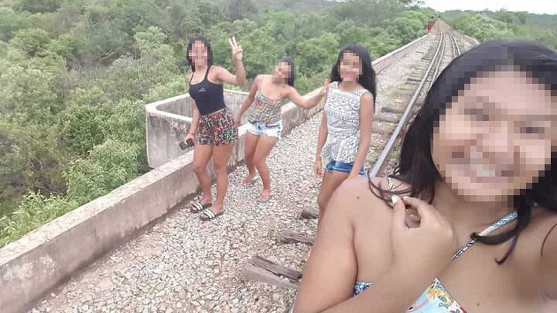 Adolescentes caem de ponte de 10m de altura ao tirar selfies