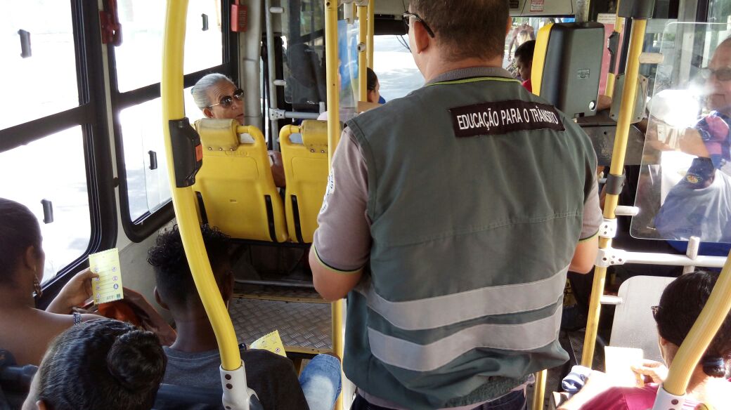 STT realiza ação educativa em transportes coletivos na orla de Camaçari