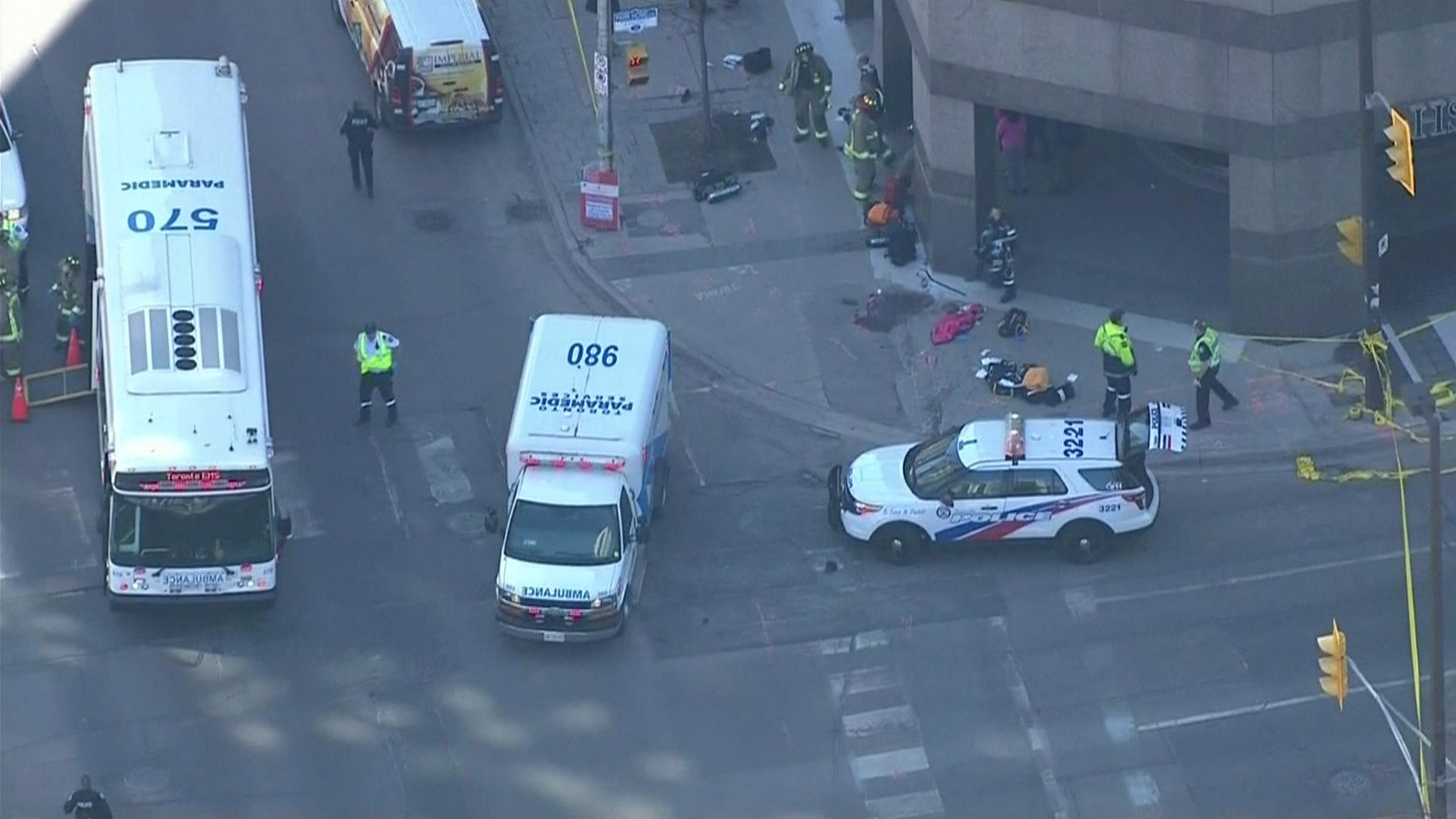 Van atropela pelo menos 10 pessoas em Toronto, no Canadá