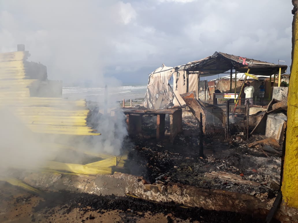 Incêndio destrói barracas de praia em Lauro de Freitas