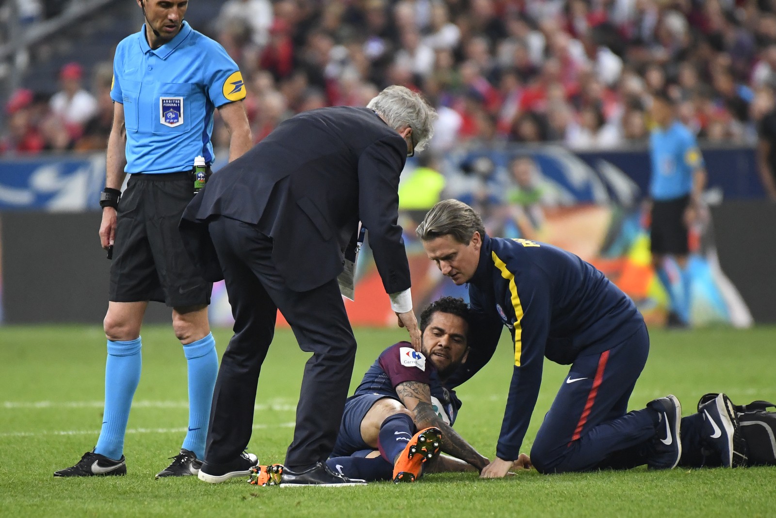 Com lesão no joelho, Daniel Alves está fora da Copa do Mundo