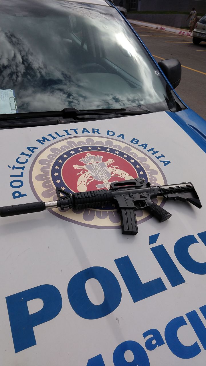 Polícia apreende imitação de fuzil no bairro de São Cristovão