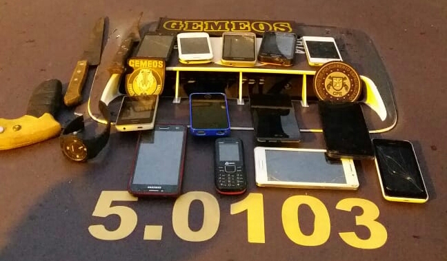 Treze celulares são recuperados pela PM com adolescente na BR-324