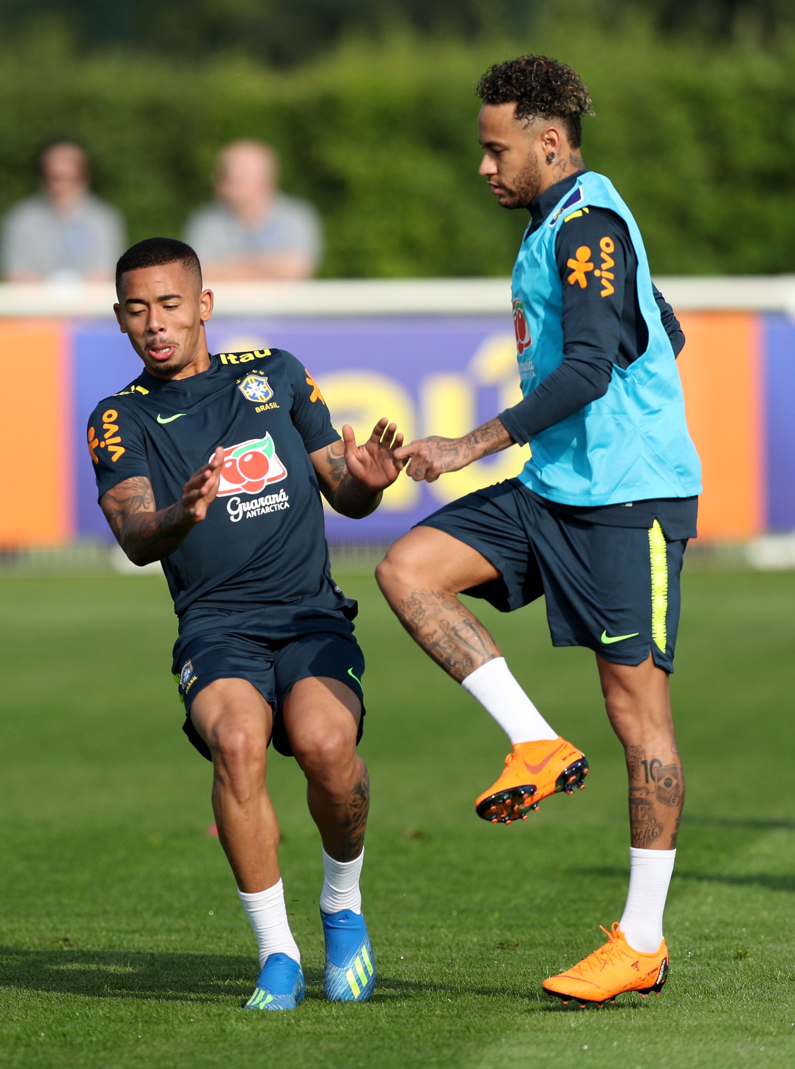 Boletim da Seleção: Trabalho em campo reduzido, passe de letra de Neymar e golaço de Geromel