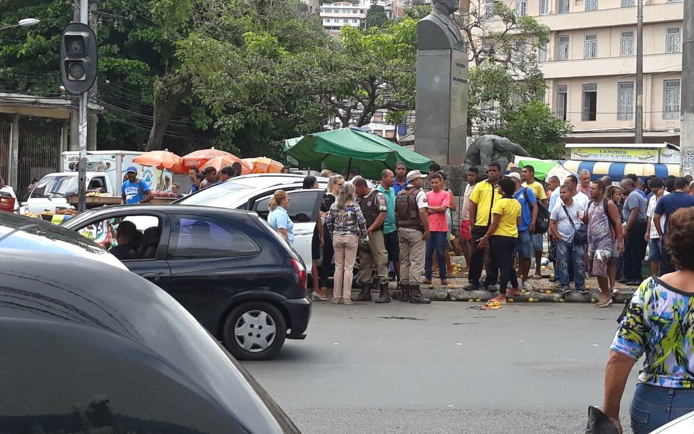 Salvador: carro sobe em passeio e atropela pedestres no bairro da Calçada