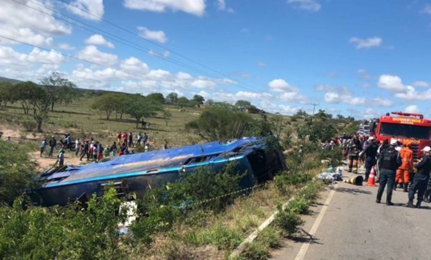 TRAGÉDIA: duas pessoas morrem e 30 ficam feridas em acidente com ônibus de Simões Filho