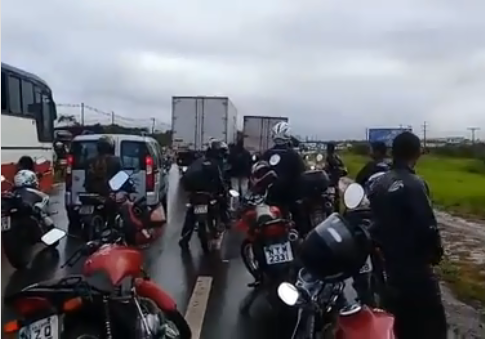 Vídeo: motoristas fazem protesto na Via Parafuso nesta manhã (28)