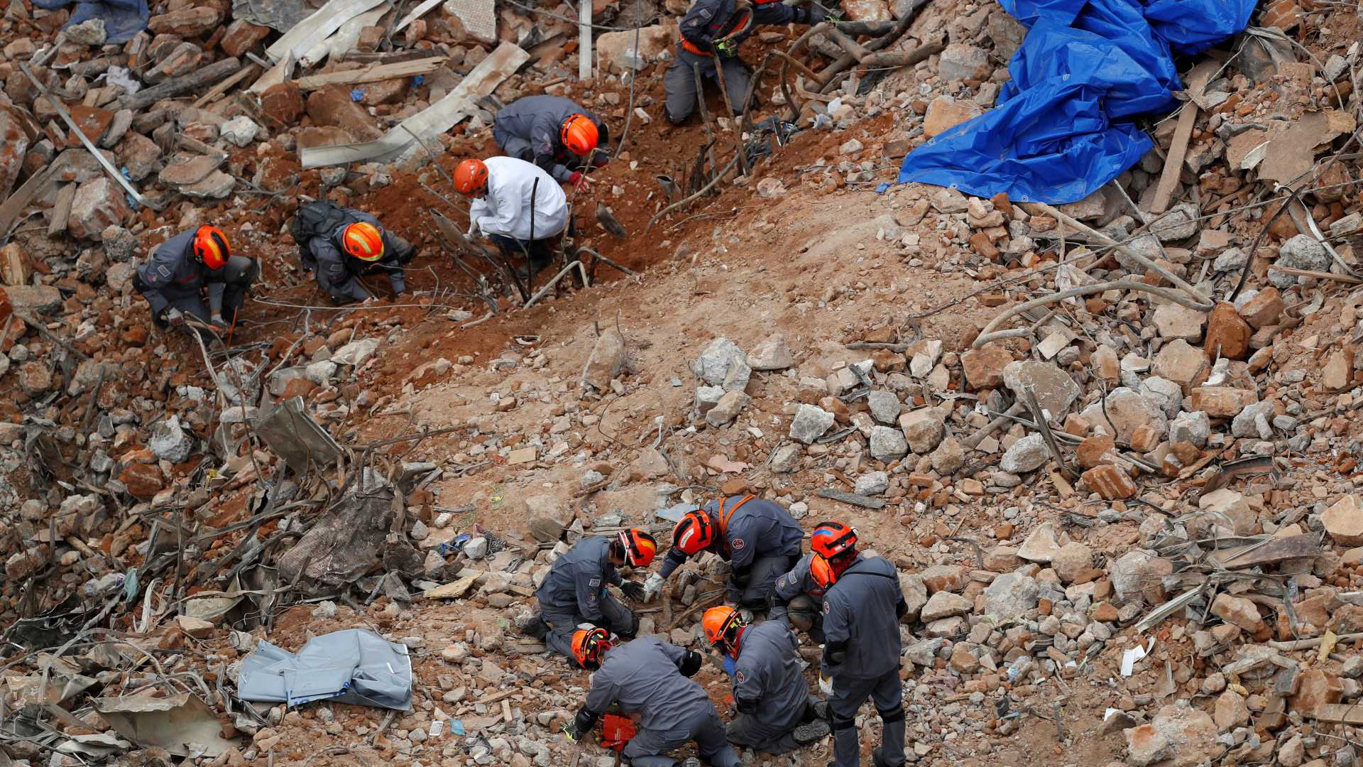 Bombeiros encontram novos restos mortais nos escombros de prédio em São Paulo