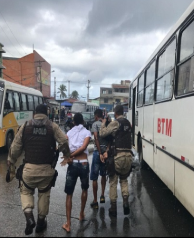 Dupla é presa em flagrante após assalto em Itapuã