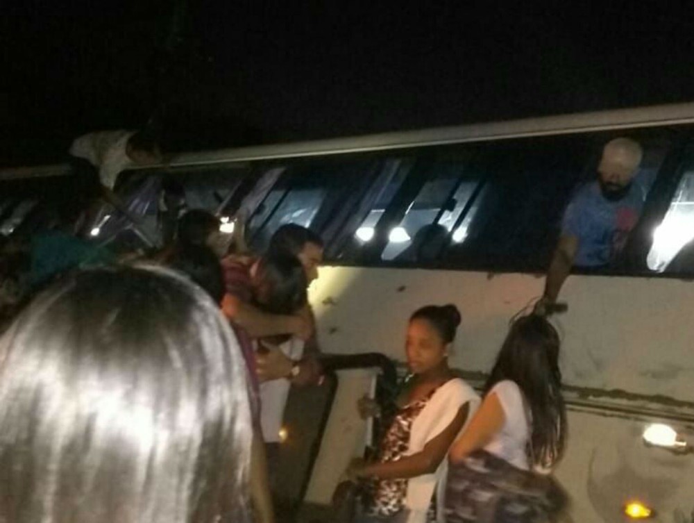 Ônibus com universitários tomba em ribanceira na Bahia