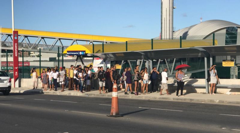 Vídeo: ponto de ônibus em cima de viaduto causa congestionamento em Lauro de Freitas