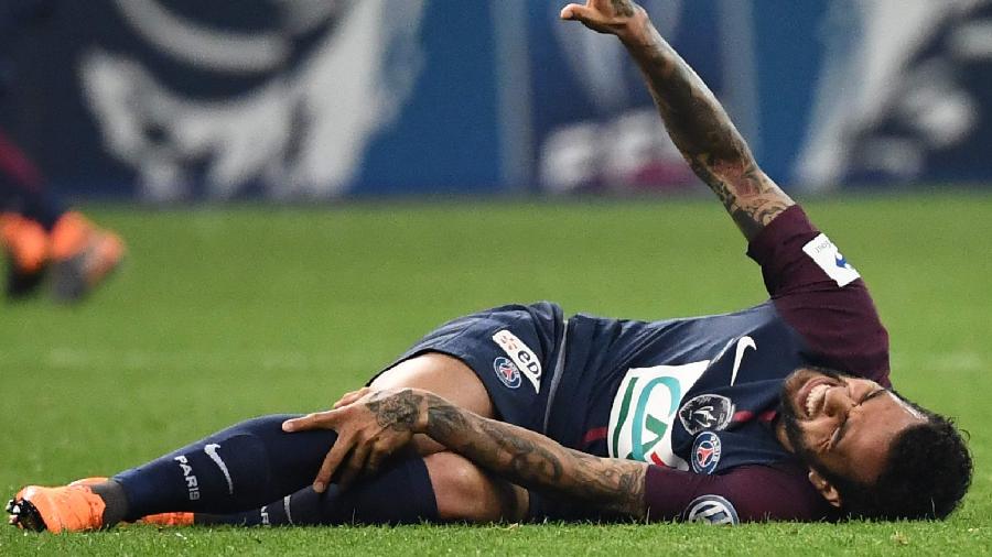 Com dores no joelho direito, Daniel Alves pode ficar fora da Copa do Mundo