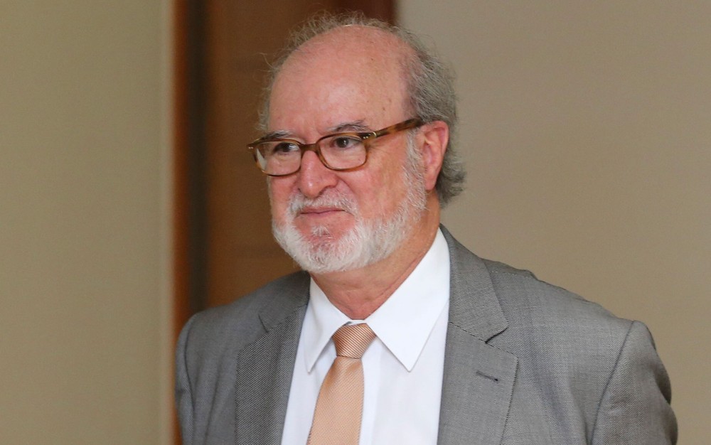 Ex-governador de Minas Gerais se entrega para cumprir pena de 20 anos