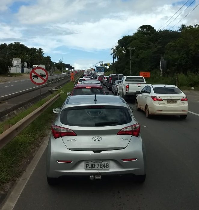 Mais um dia de protesto dos caminhoneiros deixam Estrada do Coco e Via Parafusa congestionadas