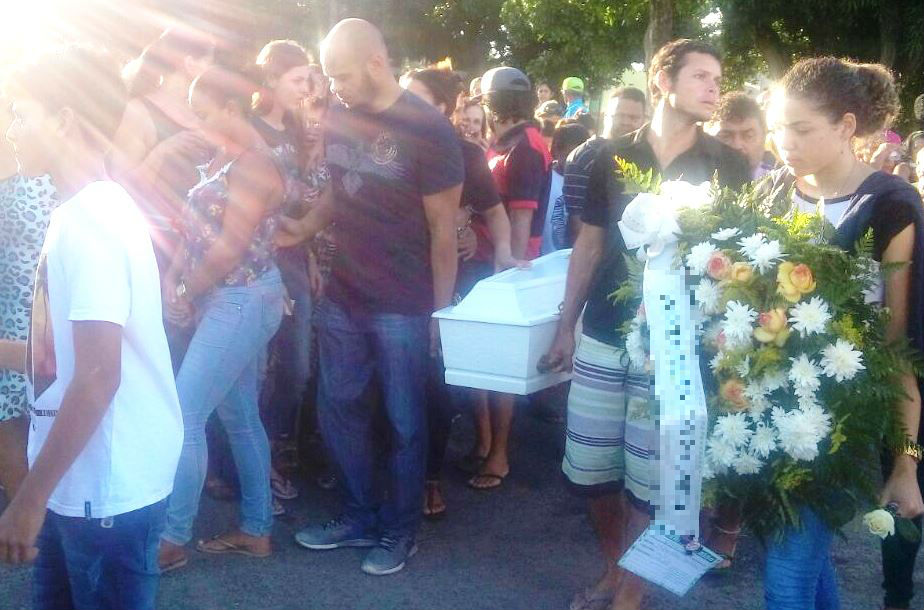 Emoção marca sepultamento da menina de 10 anos assassinada em Camaçari
