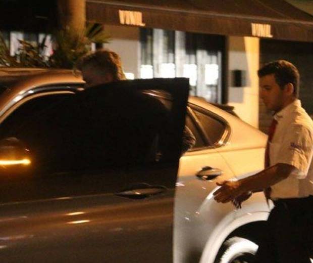 Após prisão, Fábio Assunção deixa restaurante dirigindo carro