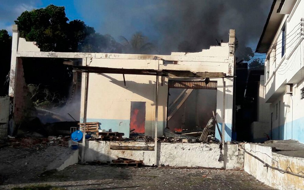 Incêndio atinge fábrica de velas em Pirajá