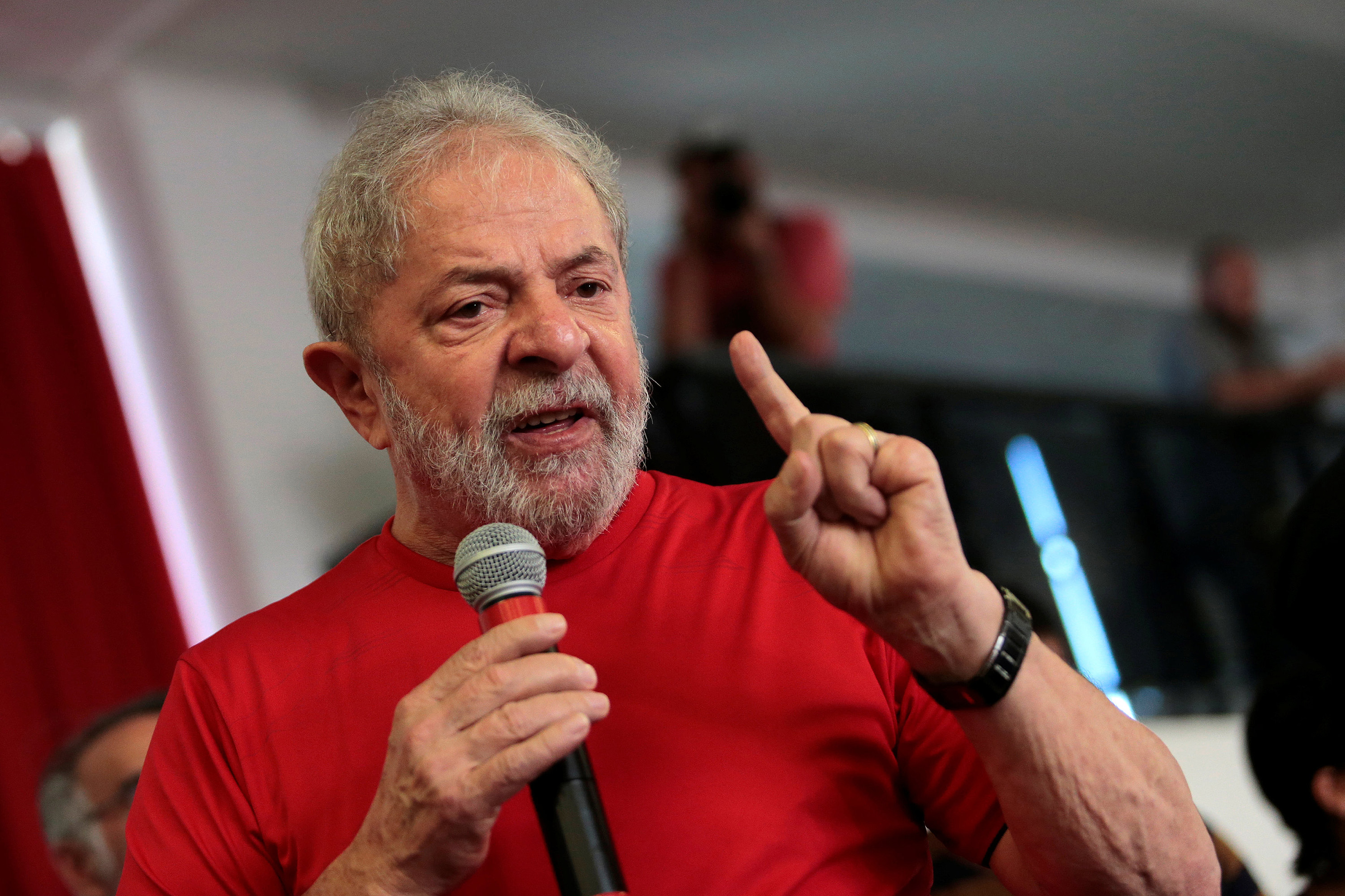 Mesmo preso, Lula lidera pesquisa de intenção de voto