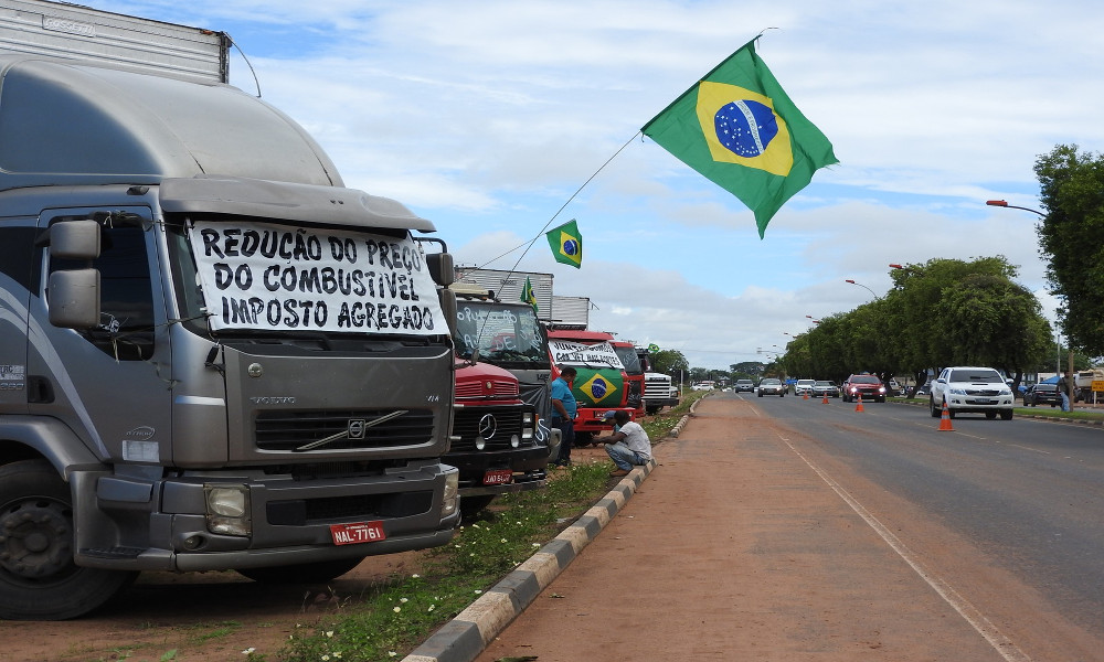 Justiça autoriza apoio do Exército para retirar caminhões da BR, no Rio e no Espiríto Santo
