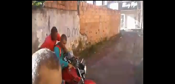 Dupla é flagrada roubando moto no Centro de Camaçari