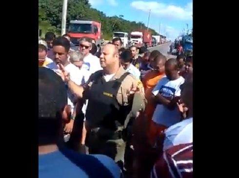 Policial rodoviário faz oração por caminhoneiros durante protesto: Veja Vídeo