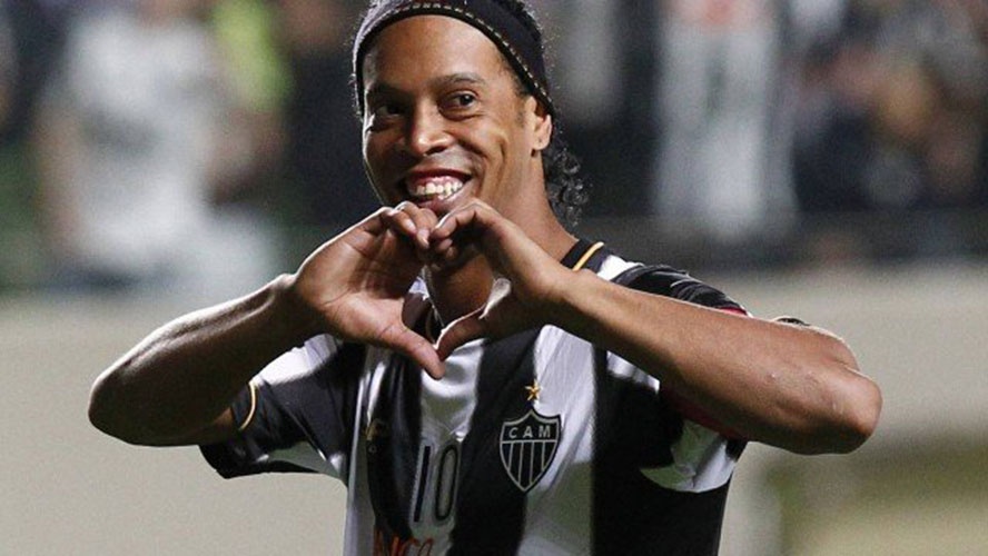 Ronaldinho Gaúcho vai casar com suas duas mulheres