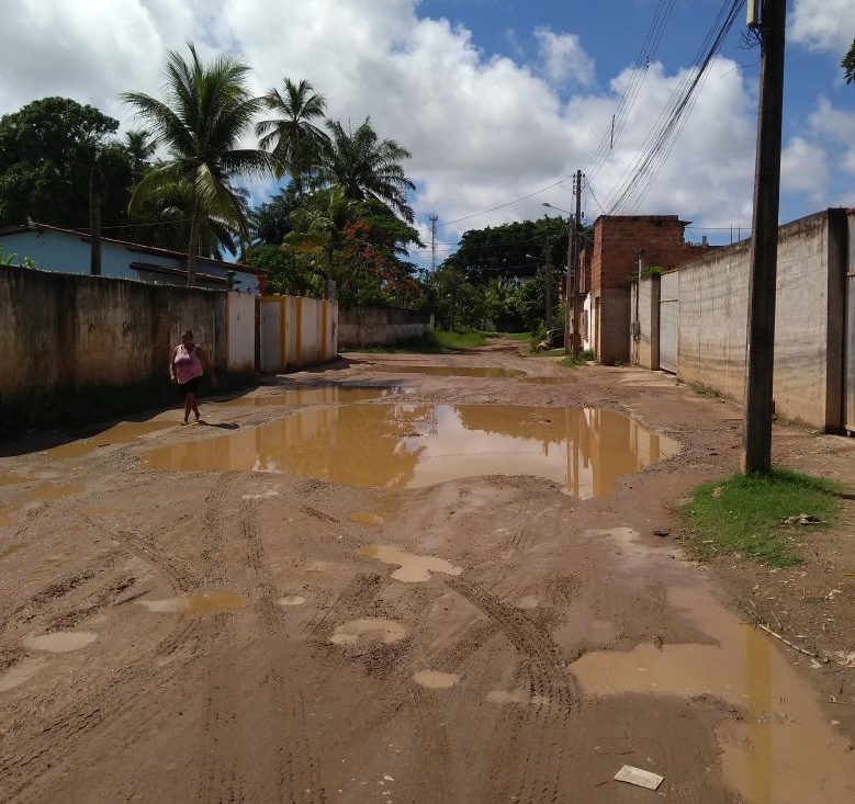 Moradores sofrem com lamaçal em rua sem asfalto no Parque São Cristóvão