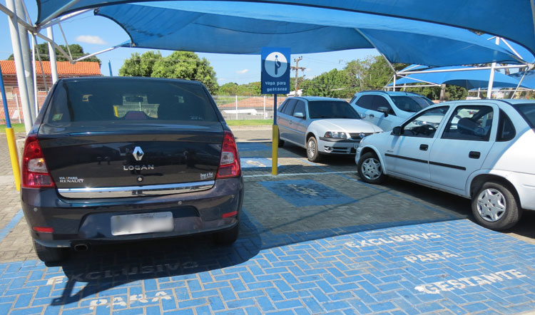 Motorista que estacionar na vaga exclusiva para gestantes será multado