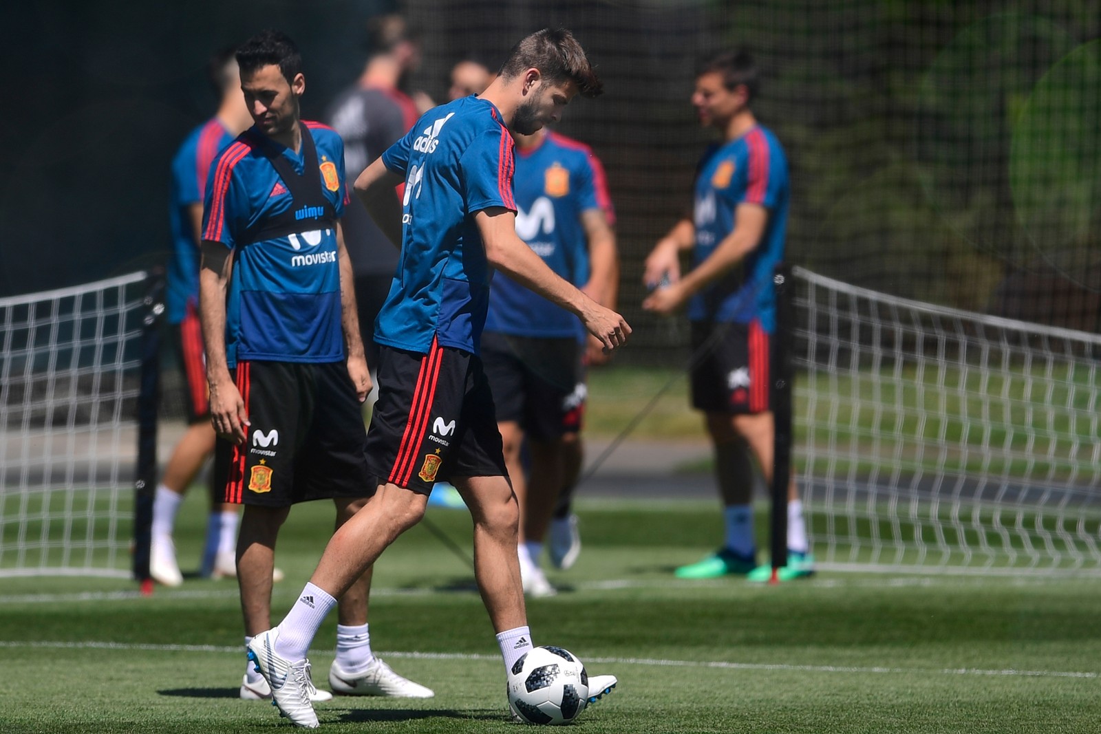 Copa do Mundo: Zagueiro espanhol deixa treino mais cedo com dores no joelho