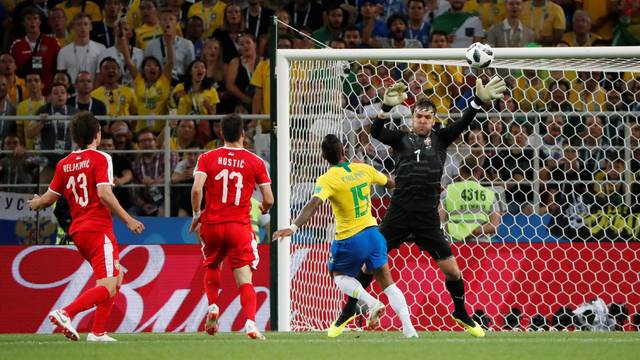 Com gols de Paulinho e Thiago Silva, Brasil vence e se classifica em primeiro do Grupo E