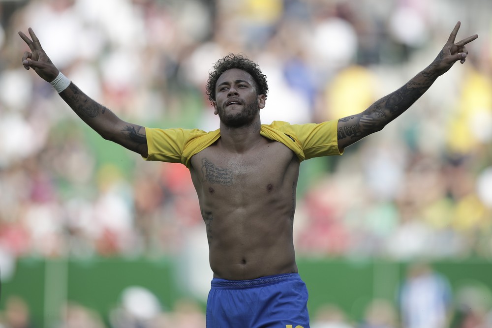 Neymar faz homenagem a Romário e pede confiança dos torcedores: “Tem que confiar”