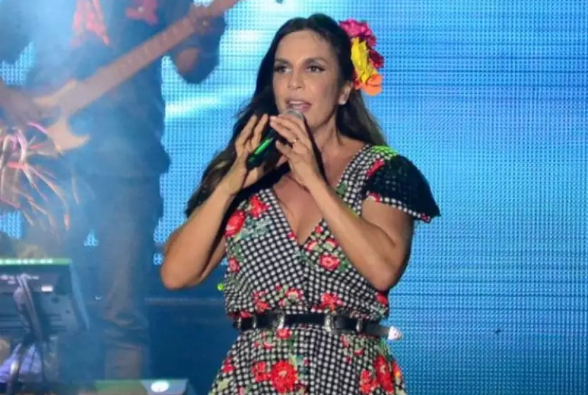 Caipira estilizada: Ivete Sangalo sensualiza durante show em Salvador