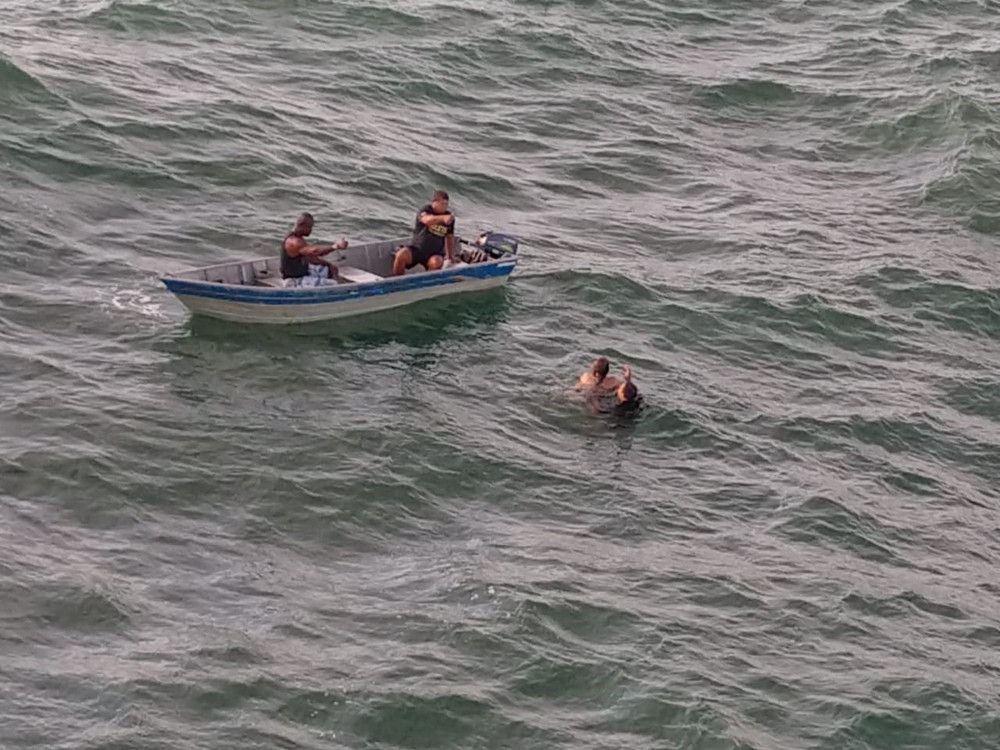 Três pessoas são resgatadas após afogamento na praia de Jauá