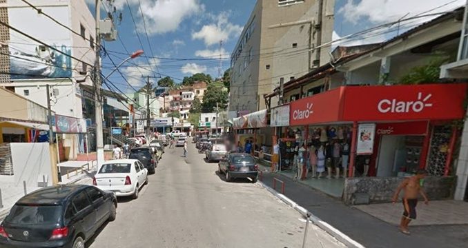 Homens armados assaltam loja no Centro de Simões Filho