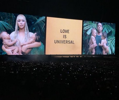 Beyoncé exibe fotos dos filhos gêmeos durante show